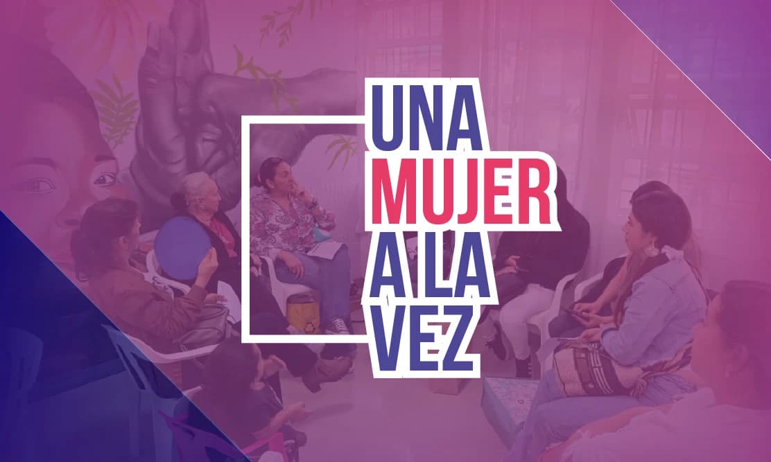 Mujeres emprendedoras reunidas en una vitrina comunitaria